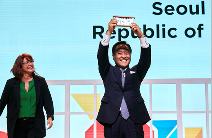 El presidente de la Fundación Digital de Seúl, Yosik Kang, recogiendo el premio