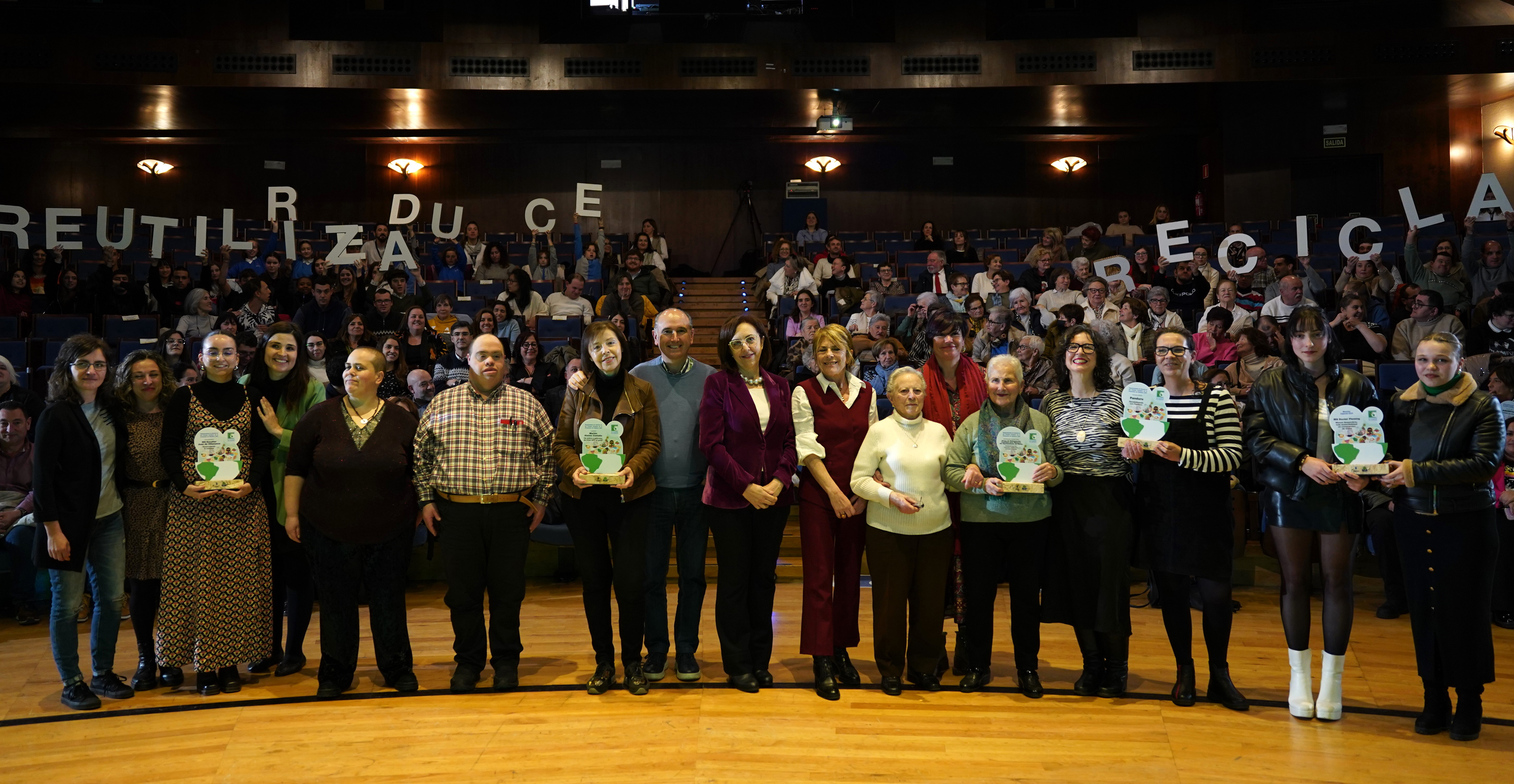 Paz Orviz, posa con todos los premiados. 