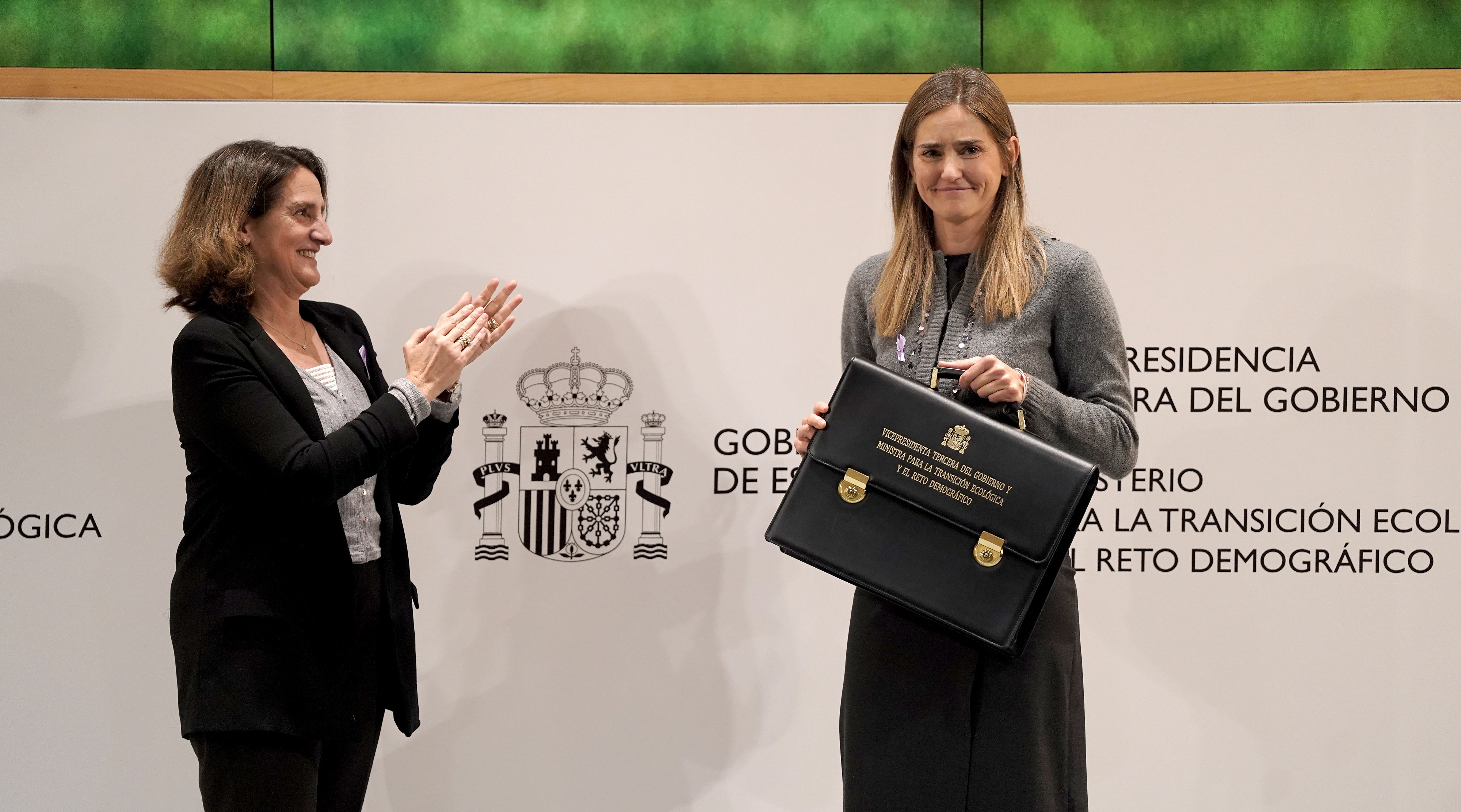 Sara Aagesen recibe la cartera de Transición Ecológica y el Reto Demográfico de manos de su predecesora, Teresa Ribera