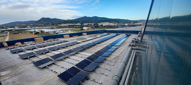 Maresme Circular amplía la cubierta fotovoltaica de su centro de gestión de residuos, la más grande de la comarca