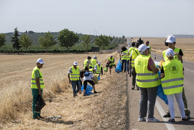 carretera tirar basura riesgos basuraleza