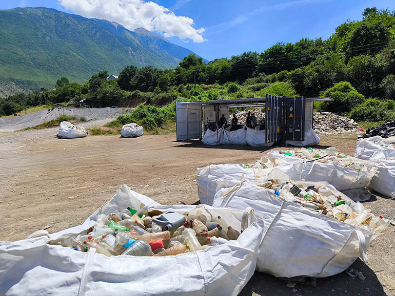 SortX, el primer contenedor móvil de clasificación del mundo contra la contaminación fluvial por plásticos