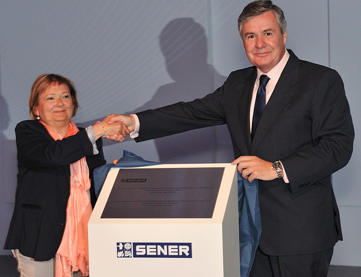 La alcaldesa de Cerdanyola del Vallès, Carme Carmona, y el presidente de Sener, Jorge Sendagorta, en el momento de descubrir la placa conmemorativa de la inauguración 