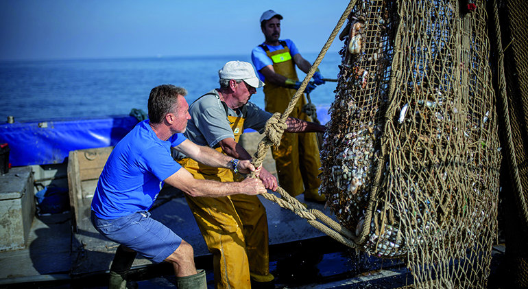 Más de 2.700 pescadores de 47 puertos españoles recogen 150 toneladas de basura marina en 2024 